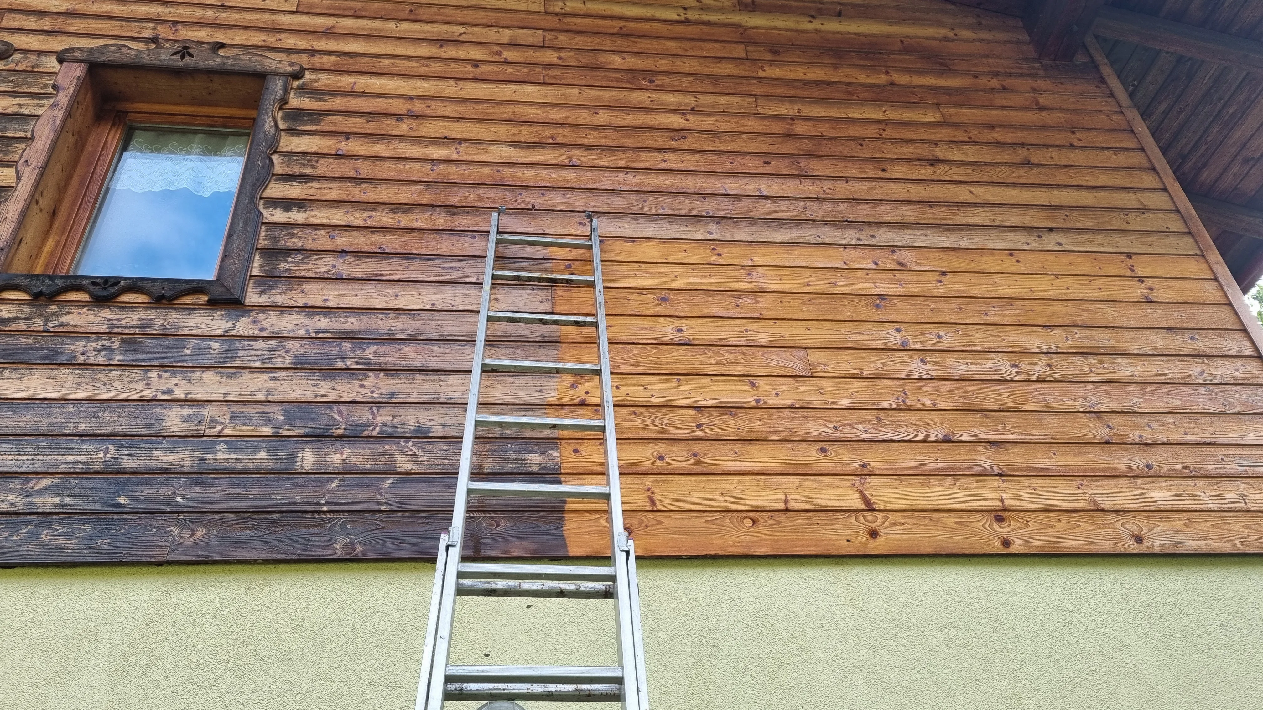 Czyszczenie elewacji domu drewnianego